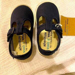 NWT bavy blue velcro strap shoes that are washable size 5